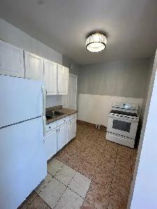 one bedroom apartment in a security building downtown Simcoe - Photo 4
