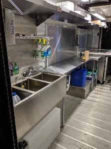 2004 Ford Utilimaster Food Truck – Electric, No Gas, 7 Seasons - Photo 3