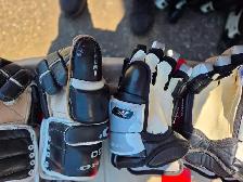 Hockey Gloves for Sale - Photo 3