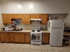 Room for Rent in 3BR Apt –Queen & Gladstone – Utilities Included - Photo 2
