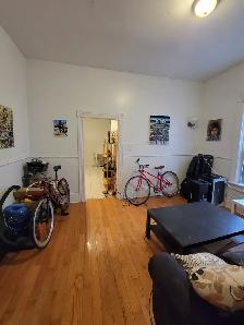 Room for Rent in 3BR Apt –Queen & Gladstone – Utilities Included - Photo 4