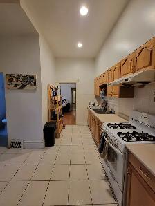Room for Rent in 3BR Apt –Queen & Gladstone – Utilities Included - Photo 6