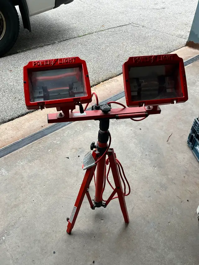 GENTLY USED CONSTRUCTION STANDING LIGHT FOR SALE
