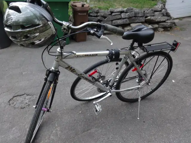 VÉLO HYBRIDE EN ALUMINIUM, PLUS ACCESSOIRES, 140$ LE TOUT.