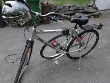 VÉLO HYBRIDE EN ALUMINIUM, PLUS ACCESSOIRES, 140$ LE TOUT.