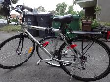 VÉLO HYBRIDE EN ALUMINIUM, PLUS ACCESSOIRES, 140$ LE TOUT. - Photo 2