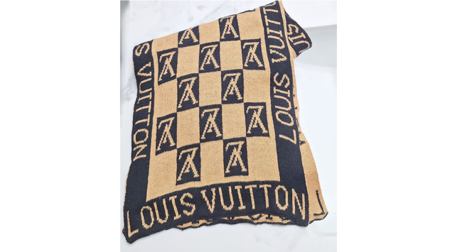 Beautiful Lv Scarf (9.5 x 66'). Good condition. #A03
