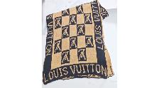 Beautiful Lv Scarf (9.5 x 66'). Good condition. #A03