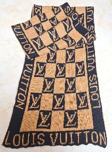 Beautiful Lv Scarf (9.5 x 66'). Good condition. #A03 - Photo 2