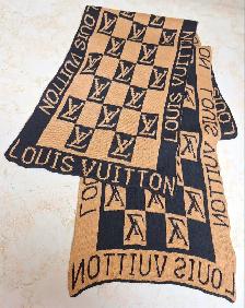 Beautiful Lv Scarf (9.5 x 66'). Good condition. #A03 - Photo 3
