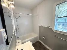 Spacious 1 Bedroom Apt - Heat, Electricity, Light Included - Photo 7