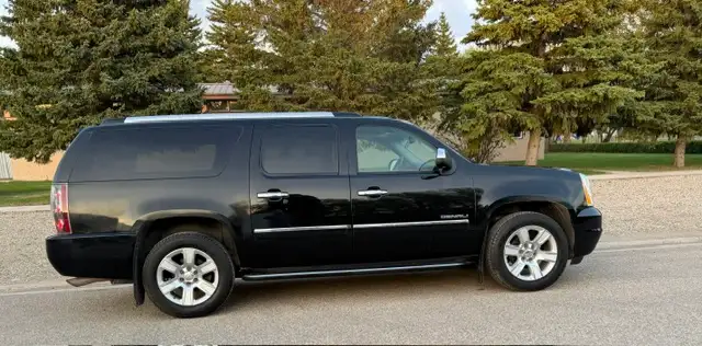 2012 GMC DENALI YUKON XL PKG - AWD - 2 DVD PKG / 7 PASS