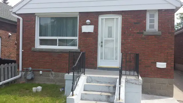 NEAR VICTORIA PARK SUBWAY MAIN FLOOR ONE ROOM FOR RENT