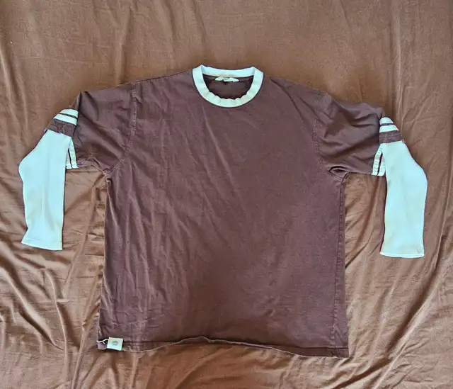 MEN'S BROWN LONG-SLEEVE T-SHIRT WITH WHITE SLEEVES (XL)