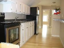 Charming 2BR Victorian Top Floor – Bright & Updated - Photo 3