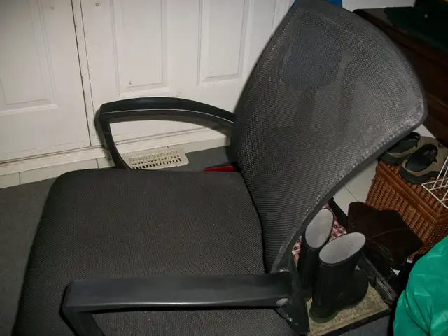 Office Chair (on wheels)
