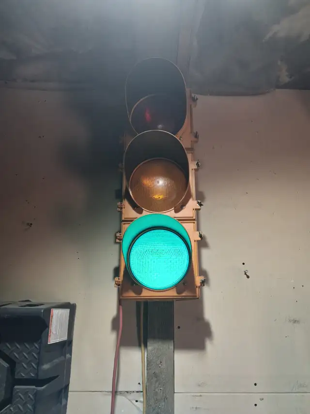 Novelty stop traffic light man cave working