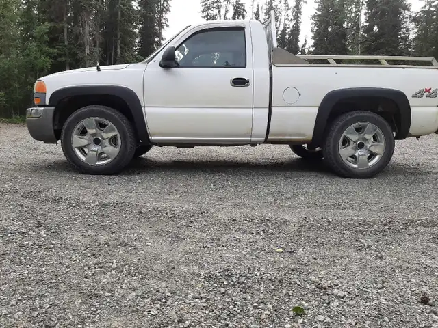 2006 GMC SHORT BOX V6 4X4 OBO/TRADE