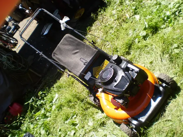 COLUMBIA  159 cc   push  gas   Lawnmower.