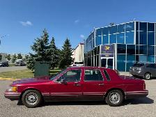 1994 Lincoln Town Car Sedan - Photo 2