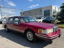 1994 Lincoln Town Car Sedan - Photo 3