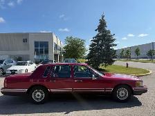 1994 Lincoln Town Car Sedan - Photo 4