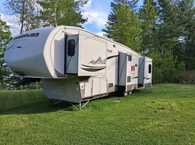 2011 Montana High Country 38ft 4 Tip Outs