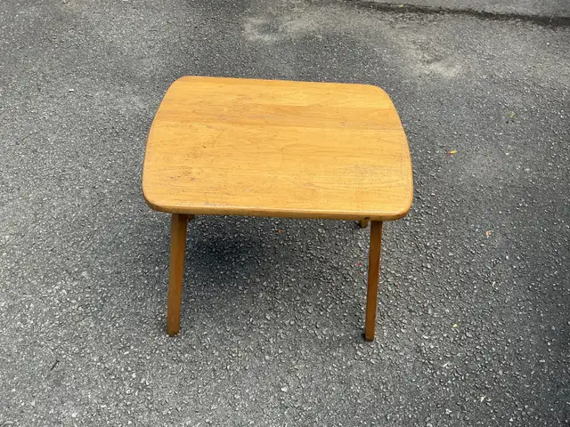Small Wooden Side Table !