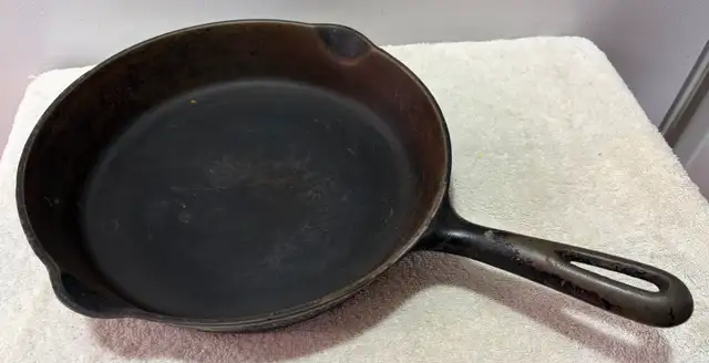 Vintage Findlay No. 8 Cast Iron Skillet