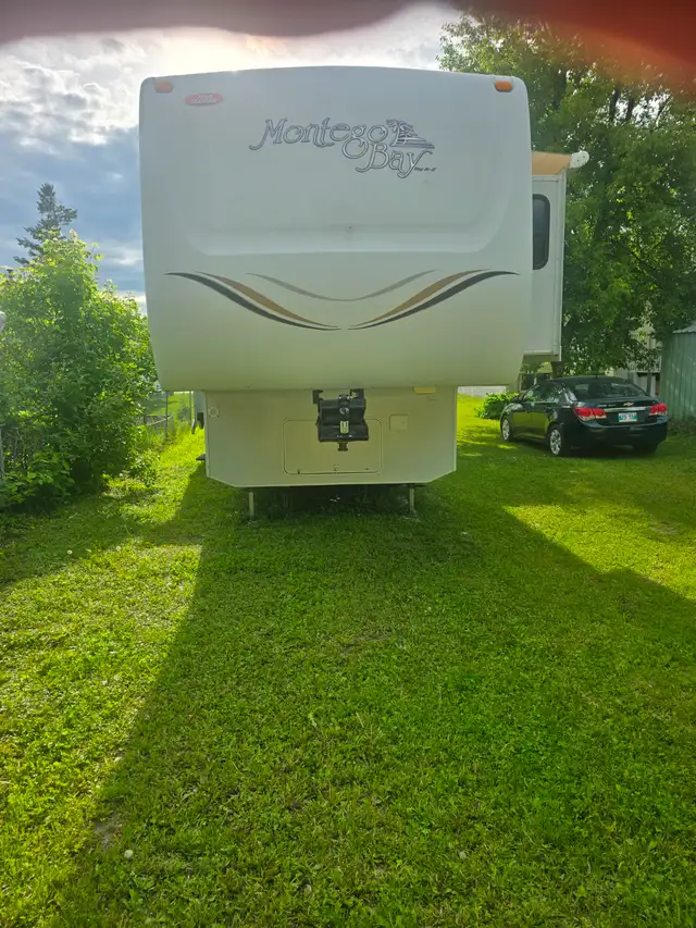 2010 Montego Bay 5th wheel camper