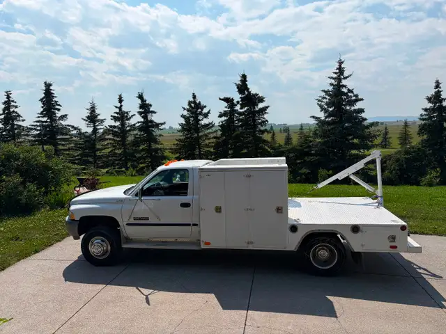 Selling 1998 DODGE RAM CUMMINS TURBO DIESEL ONE TON 170,450 km