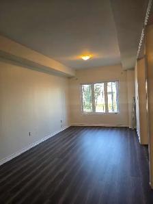 Rooms for rent in townhouse in Barrie - Photo 3