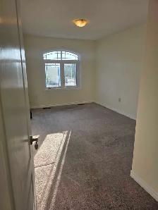Rooms for rent in townhouse in Barrie - Photo 4
