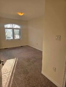 Rooms for rent in townhouse in Barrie - Photo 9