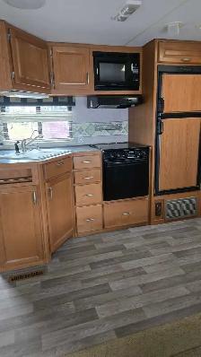 28' travel trailer - Photo 2