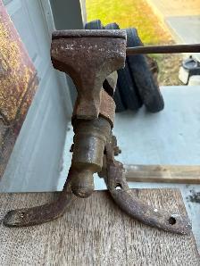 Vintage Blacksmith Post Vise Leg Vise Blacksmithing Tools - Photo 3