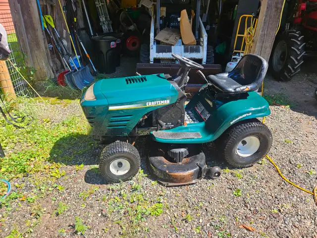 Craftsman lawn tractor for sale $550 runs,drives, needs some tlc