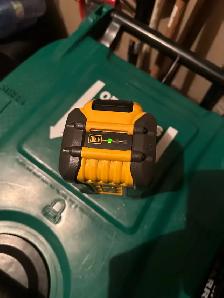 broken dewalt 20/60V flex volt battery - Photo 2