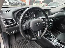 2017 Infiniti QX30 AWD Nav / PanoRoof / Leather / Rear Camera - Photo 17