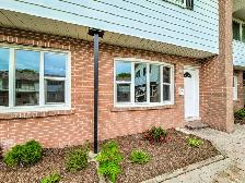 Beautiful 2 Bedroom Townhome in Orangeville - Photo 2