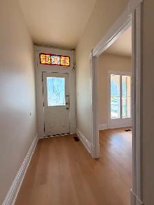 FRESHLY RENOVATED SPACIOUS 3 BDRM TOWNHOUSE – EDGE OF DOWNTOWN!