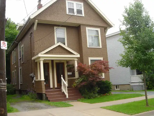 Spacious main floor 3 BR flat a few doors from Dal Library