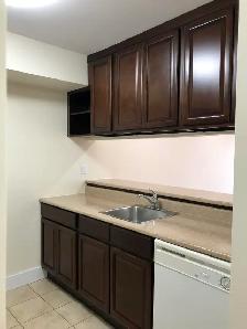 1BR w/ Balcony-249 Windmill Unit 530-NOW/Aug 1st - Heat/Wat/PK - Photo 4