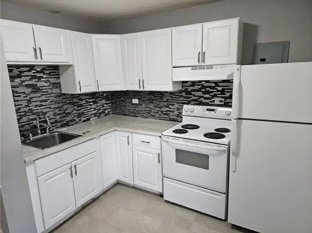 GREAT LOCATION! LARGE BRIGHT 2BDR!