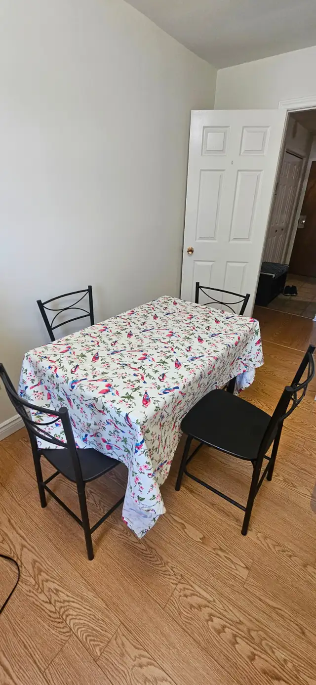 Table and chairs for sale