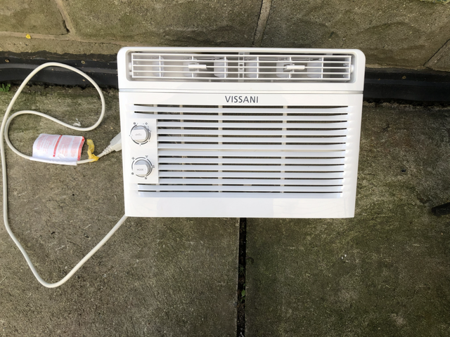 Vissani 5000 BTU Window Air Conditioner Blows Cold! $60