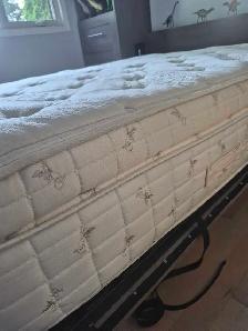 Queen size Serta Mattress - Photo 3