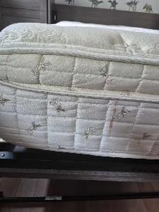 Queen size Serta Mattress - Photo 4