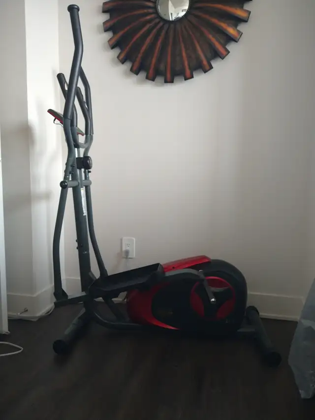 Machine elliptique (équipement d'entrainement)