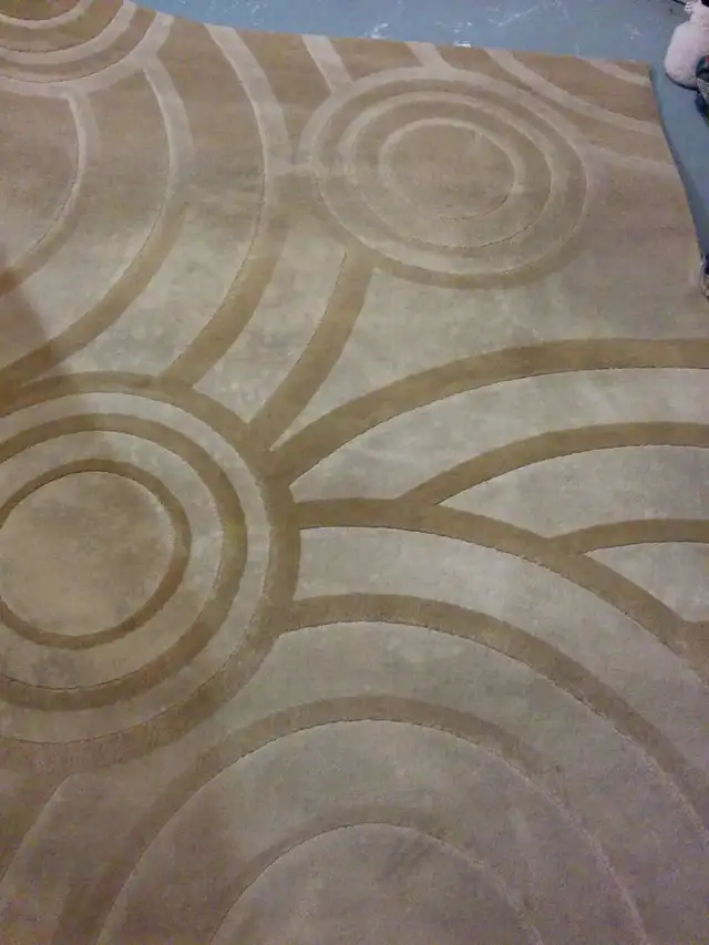 Tapis beige 7' x 8'  motif de ronds